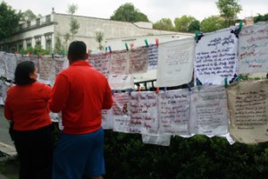 bordados y personas mirandolos